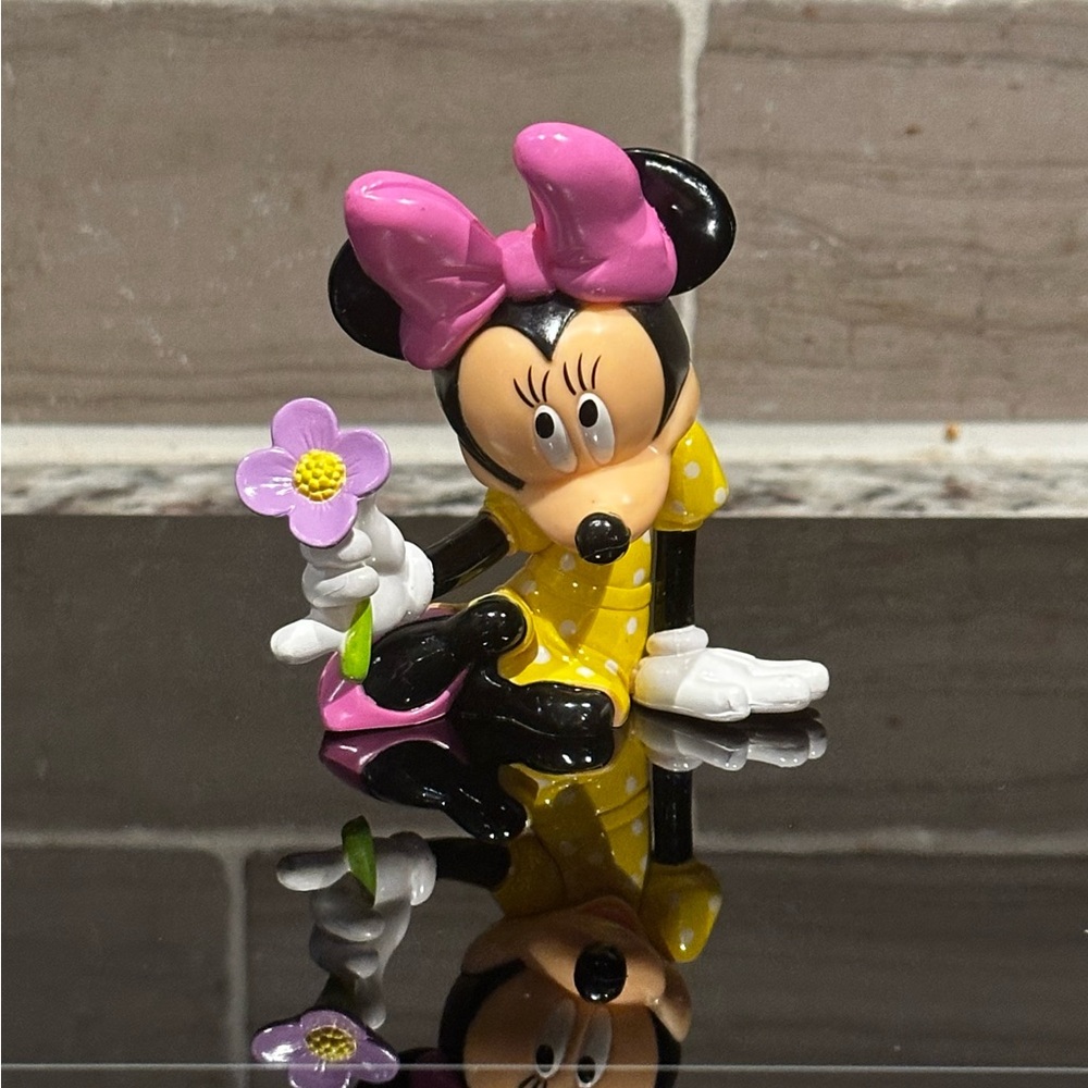 Minnie Mouse with Flowers Cake Topper 💕🌺Topper only no candy flowers inc…